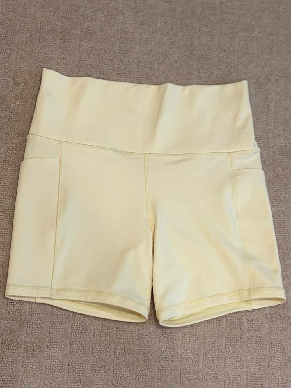 Athleta Salutation Stash 5" Biker Shorts Women's Small Butter Yellow NWOT